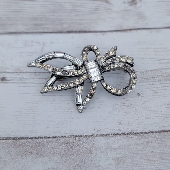 Vintage Jewelry - Vintage Pin / Brooch Large Bow Shape - Missing Gems